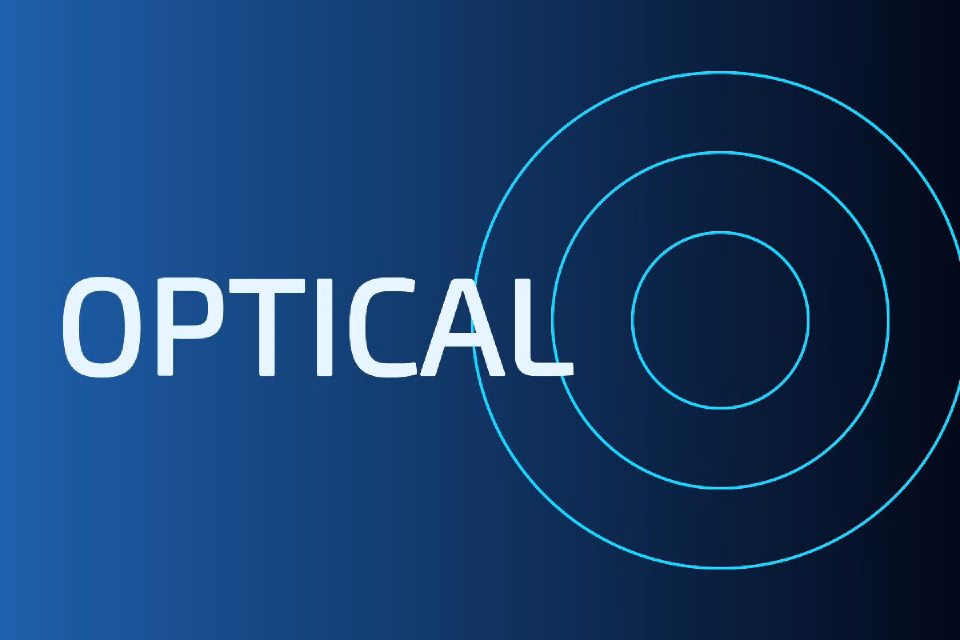 La palabra OPTICAL en blanco sobre un fondo azul con anillos cian